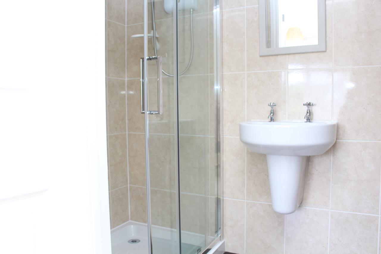 Laurels Guesthouse Witney Bagian luar foto